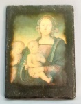 ARTE SACRA, uma (1) lito colorida fixada sobre madeira maciça ebanizada, representando Madona com Infante São João, reprodução da obra renascentista do Mestre Pietro Perugino, concebida entre 1495 e 1500, cujo a original encontra-se no Museu Städel, em Frankfurt, Alemanha, medindo 23 x 31 cm, vide foto.