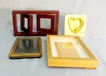 FOTOGRAFIA, quatro (4) porta-retratos distintos, confeccionados em materiais variados, medindo o maior 15 x 26 cm, todos com sinais de uso, vide foto.