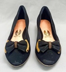 ACESSÓRIO FEMININO, par (2) sapatos, marca INVOICE, confeccionado em camurça na tonalidade preta, detalhes em metal dourado, apliques em laçarote e strass, número 39, pouco uso, vide foto.