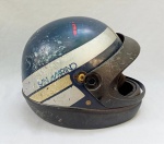 DIVERSOS, um (1) capacete da marca INDUMA, modelo SAN MARINO, possui bastantes sinais de uso e pequenas perdas, demanda limpeza, vide foto.