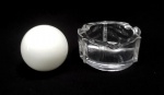 CRISTAL E VIDRO, dois (2) itens: 1 cinzeiro, incolor e translúcido, marca NACHTMANN, medindo 12 cm diâmetro; 1 esfera, tonalidade branca leitosa, medindo aproximadamente 8 cm, vide foto.