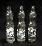 BEBIDAS, três (3) antigas garrafas vazias em vidro do refrigerante FANTA, capacidade 290 ml, todas com sinais de uso, vide foto.