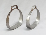 TRALHA PARA MONTARIA, par (2) estribos, confeccionados em aço, medindo 14 x 13 cm, (o termo tralhas para montaria é usado em vários rincões pelo Brasil afora, principalmente pelos colecionadores de apetrechos para montaria, não se trata de uma palavra desmerecedora do objeto, muito pelo contrário é uma tradição de linguajar que para muitos colecionadores é motivo de orgulho), usadas, sinais de oxidação, vide foto.