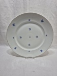 Lindo prato de bolo em porcelana Renner com flor azul. Medindo 34cm de diâmetro.