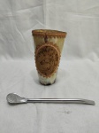 Copo, cuia para chimarrão em chifre com acabamento em couro e bomba em metal prateado. Medindo o copo 14,5cm de altura.