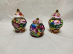 Lote de 3 pequenos vasos bojudos em porcelana pintada. Medindo o maior 10cm de altura.