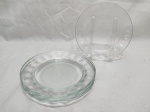Jogo de 6 pratos de sobremesa em vidro incolor moldado. Medindo 19cm de diâmetro.