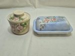 Lote de manteigueira e açucareiro em porcelana pintada. Medindo o açucareiro 10,5cm x 8cm de altura.