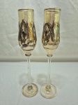 Par de taças flute em vidro lapidado, furtacor com ouro. Medindo 4,5cm x 29,5cm de altura.