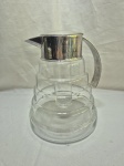 Linda jarra com recipiente para gelo em vidro trabalhado, bico e alça em prata 90 Riva, necessita de limpeza. Medindo a base 20cm de diâmetro x 24cm de altura. Com rachadura na prata 90.