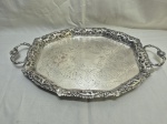 Linda bandeja oval em prata 90 ricamente trabalhada com relevos e fundo cinzelado. Medindo 41cm x 33cm x 52cm alça a alça. Com leve desgaste.