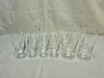 Jogo de 18 taças em cristal incolor com pé disco, sendo 6 de água, 6 de vinho tinto e 2 de vinho branco. Medindo respectivamente 7,5cm x 15cm de altura; 5,5cm x 12,5cm de altura e 5,5cm x 11cm de altura.