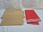 Lote de tecidos diversos para artesanato em tamanhos diferentes. Medindo o vermelho 160cm x 110cm. Peças com marcas de guardado.