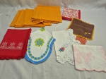 Lote de caminhos de mesa, guardanapos, porta copos, etc. Medindo 40cm x 30cm. Peças com marcas de guardado.