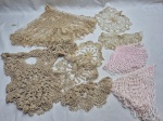 Lote de 9 caminhos de mesa em crochê e linhas delicadas. Medindo 70cm x 40cm. Peças com marcas de guardado.