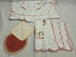Lote de 4 caminhos de mesa e porta copos em tecidos e modelos diversos. Medindo 40cm x 30cm. Peças com marcas de guardado.