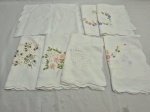 Lote de 7 caminhos de mesa com bordados de flores. Medindo 30cm x 30cm. Peças com marcas de guardado.