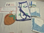 Lote de caminhos de mesa, porta copos, avental, etc em modelos e tecido diversos. Medindo 80cm x 80cm. Peças com marcas de guardado.