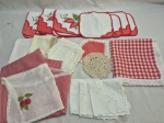 Lote de caminhos de mesa, avental, porta copos, etc. Medindo 120cm x 30cm. Peças com marcas de guardado.