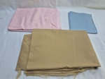 Lote de tecidos diversos para artesanato em tamanhos diferentes. Medindo o rosa 180cm x 140cm. Peças com marcas de guardado.