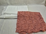Lote de tecidos diversos para artesanato em tamanhos diferentes. Medindo a renda rosa 110cm x 40cm. Peças com marcas de guardado.