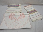 Lote de 3 caminhos de mesa em modelos e tecidos diversos. Medindo o maior 200cm x 40cm. Com marcas de guardado.