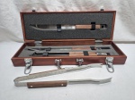 Kit para churrasqueira em aço inox Dynasty com pega em madeira. Medindo a faca 44,5cm de comprimento.