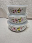 Jogo de 3 tupperware em metal esmaltado com tampa em plástico duro. Medindo o maior 19cm x 8,5cm de altura.