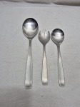 Jogo de 3 peças de servir em aço inox Tramontinox, sendo colher de arroz e par de talher de salada. Medindo colher de arroz 24,5cm de comprimento, salada 19,5cm de comprimento.
