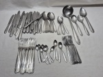 Parte de faqueiro com 79 peças em aço inox Rádio. Composto de 11 garfos de mesa, 12 garfos de sobremesa, 5 colheres de chá, 8 colheres de café, 7 colheres de sobremesa, 12 colheres de sopa, 12 faca de sobremesa e 12 facas de mesa.
