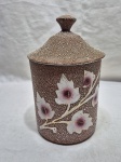Lindo potiche em cerâmica padrão coco ralado década de 40, floral. Medindo 13cm x 15cm de altura, leve restauro na pega da tampa.