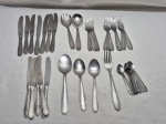 Parte de faqueiro com 39 peças em aço inox Hercules. Composto de 6 facas de mesa, 1 garfos de mesa, 1 colheres de sopa, 5 facas de sobremesa, 12 garfos de sobremesa, 2 colheres de sobremesa e 12 colheres de café.