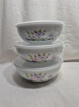 Jogo de 3 tupperware bowl em metal esmaltado floral. Medindo o maior 27,5cm x 10cm de altura.