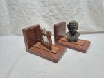Par de serre livres em madeira com busto do Carlos Gomes em metal. Medindo 19cm x 12cm x 13cm de altura.