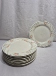 Jogo de 8 pratos rasos de mesa em porcelana floral. Medindo 27cm de diâmetro. Com desgaste na douração.