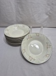 Jogo de 8 pratos de sopa em porcelana floral. Medindo 23cm de diâmetro. Com desgaste na douração.
