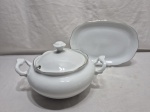 Sopeira redonda e travessa oval em porcelana Renner Romantique com friso prata. Medindo a sopeira 16,5cm x 11cm de altura, travessa 28cm x 19cm.