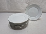 Jogo de 9 pratos de sobremesa em porcelana Renner Romantique com friso prata. Medindo 17cm de diâmetro.