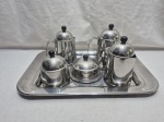 Jogo de servir chá, café com 6 peças em aço inox Nova. Composto de 2 bules, leiteira, açucareiro, manteigueira e bandeja. Medindo a bandeja 42,5cm x 30cm.