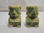 Par de enfeites de pedra verde. Medindo 7,5cm de altura.