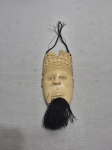 Linda máscara decorativa para pendurar em marfim. Medindo 11cm x 6cm.