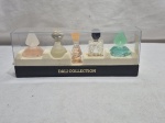 Kit de 5 miniaturas de perfumes Salvador Dali Collection. Medindo o maior 6cm de altura.