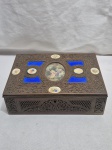 Linda caixa retangular porta jóia em bronze com trabalho esmaltado, camafeu com cena galante, possivelmente francesa. Medindo 23cm x 17cm x 7cm de altura. Necessita de reparos.