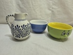 Lote de jarra e 2 bowls em porcelana. Medindo a jarra 14cm de altura.