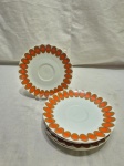 Jogo de 5 pires de chá em porcelana com bolas laranjas. Medindo 15,5cm de diâmetro.