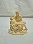 Linda escultura de Nossa Senhora da Pieta em resina, italiana. Medindo 12cm de altura.