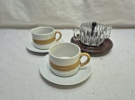Lote composto de 2 xícaras em porcelana e açucareiro em vidro. Medindo a xicara 8cm x 6cm de altura.