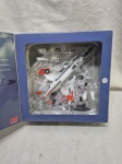 Miniatura McDonnell Douglas F-4 Phantom II, 1-74 Air Power Series HM Hobby Master. Medindo 27cm x 18cm.