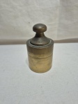 Peso de balança de precisão 1KG em bronze. Medindo 6cm x 10cm de altura.