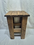 Lindo banco, banqueta em madeira ripada, pesado. Medindo 28cm x 28cm x 44,5cm de altura.
